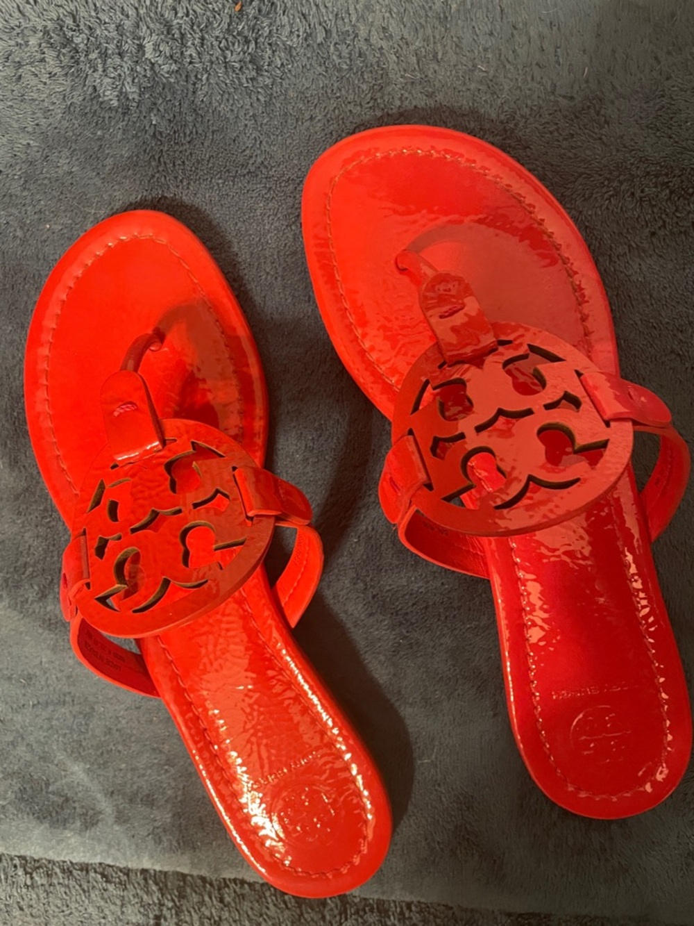 Tory Burch Bright Red Logo Cutout Thong Sandals - Picture 5 of 5